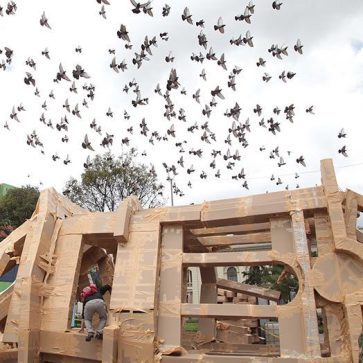 The pieces of art that are created provoke a response in a unique manner and clearly illustrate how community solidarity can be achieved and lived. © Siemens Stiftung / Photograph Felipe Moreno