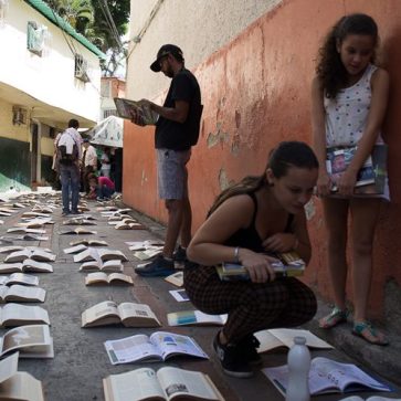 The Latin American art platform LA ESCUELA___ offers a hybrid model for co-creation and experience-based learning in a public space. © Miguel Braceli