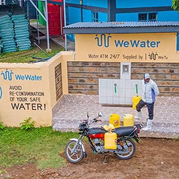 Unser stiftungseigenes Sozialunternehmen WeTU bietet entlang des Viktoriasees umweltfreundliche und erschwingliche Wasser-, Energie- und Mobilitätslösungen.  © WeTu