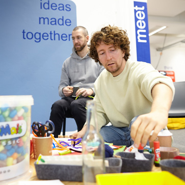 Teacher training courses teach methods such as design thinking and integrate critical thinking, empathy and sustainability into MINT lessons. © Siemens Stiftung / Photograph René Arnold