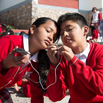 For us, learning through research is crucial. This is because learning with all your senses enables you to truly understand content and apply it in day-to-day life. © Siemens Stiftung /  Photograph Uli Reinhardt