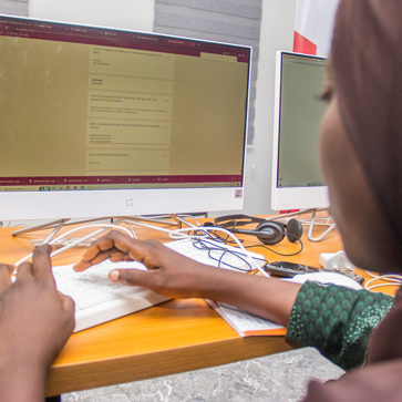 Angebote zur beruflichen Orientierung in Afrika vermitteln IT- und Soft-Skills für die digitale Wirtschaft. Für mehr Bildungsgerechtigkeit und Berufschancen.© Siemens Stiftung /Fotograf Jerry Tolu