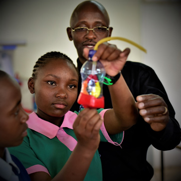 Das internationale Bildungsprogramm Experimento kombiniert Lehren und Lernen zu aktuellen MINT-Themen mit den 21st Century Skills.© Proof Africa/Siemens Stiftung /Fotograf Jonathon Rees