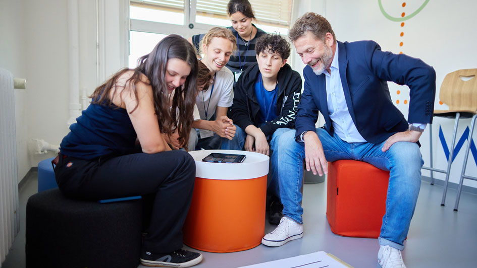 Vom Klassenzimmer zum Kreativlabor – Neuer Lernraum im MINT-Hub der Siemens Stiftung in Siemensstadt Square eröffnet Vom Klassenzimmer zum Kreativlabor – Neuer Lernraum im MINT-Hub der Siemens Stiftung in Siemensstadt Square eröffnet