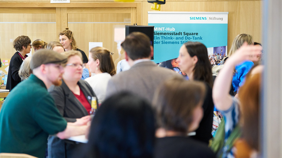 Vom Klassenzimmer zum Kreativlabor – Neuer Lernraum im MINT-Hub der Siemens Stiftung in Siemensstadt Square eröffnet Vom Klassenzimmer zum Kreativlabor – Neuer Lernraum im MINT-Hub der Siemens Stiftung in Siemensstadt Square eröffnet