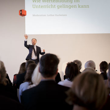"Welche Werte sind für Sie wichtig?" - Moderator Lothar Guckeisen eröffnet die Fachtagung MINT und Werte.