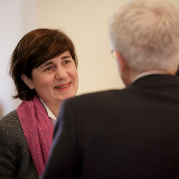 Zeit für Gespräche: Barbara Filtzinger, Leitung des Kompetenzzentrums Bildung, mit Bildungsforscher Dr. Manfred Prenzel