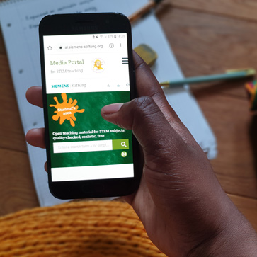 Auf unseren Bildungsportalen gibt es interaktive Medienpakete, Methodentipps und Fortbildungen für den MINT-Unterricht als Open Educational Resources (OER).© Siemens Stiftung