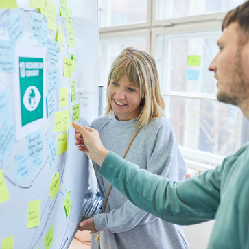 Unsere Angebote richten sich vornehmlich an Pädagog*innen. Sie sind es, die Wissen für verantwortungsvolle Mitgestaltung vermitteln.© Siemens Stiftung /Fotograf René Arnold