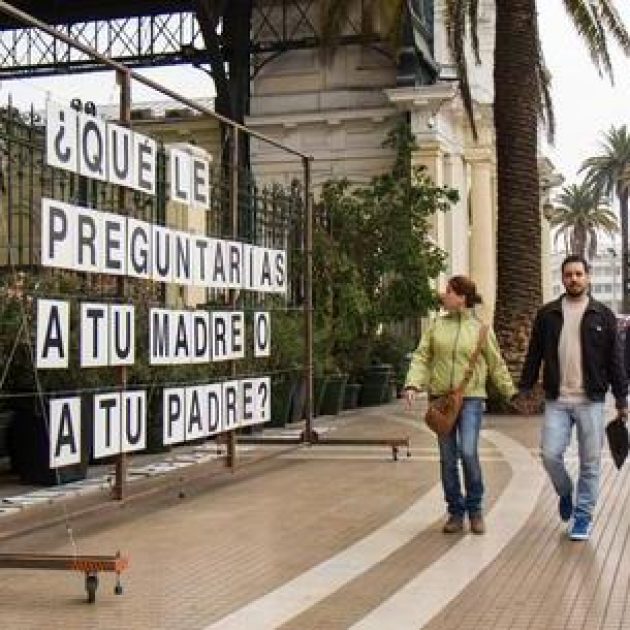 Kulturprojekt CHANGING PLACES / ESPACIOS REVELADOS. Künstler aus Chile und anderen Teilen der Welt verwandeln leerstehende Gebäude und öffentliche Plätze in Santiago de Chile in Orte der Begegnung.
Auf dem Bild ist die Installation einer Buchstabenreihe zu sehen, die an Eisenstangen aufgespannt ist und einen Satz ergibt.