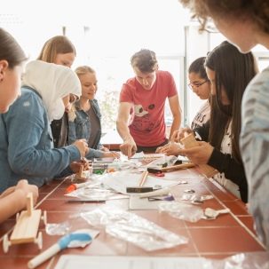 Unterricht mit geflüchteten Kindern und Jugendlichen beim Experimentieren im Schulalltag. Schüler beim Fahrzeugbau.