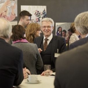 Gespräche am Rande der Fachtagung MINT und Werte. Bildmitte: Prof. Dr. Manfred Prenzel im Gespräch mit Dr. Barbara Filtzinger